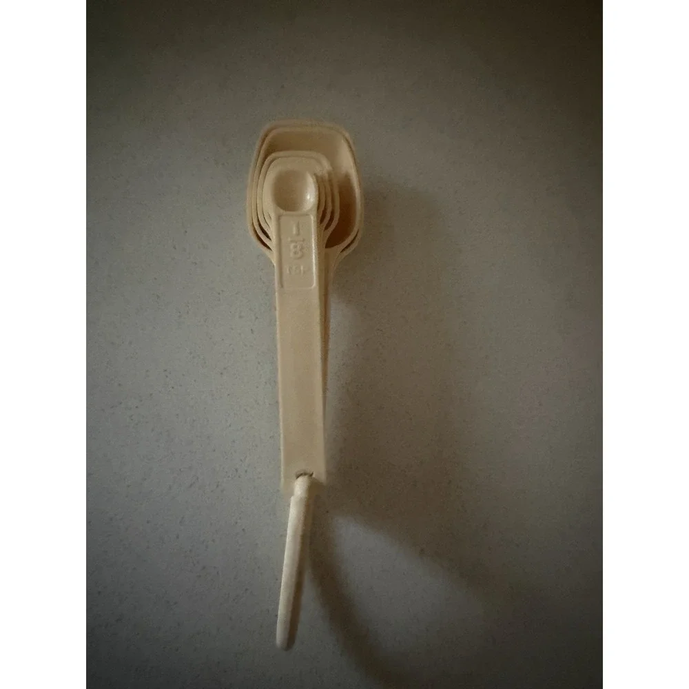 TUPPERWARE Vintage Almond nesting measuring spoons complete set of 7 ~ Preowned